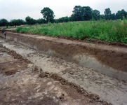 838956 Gezicht op een proefsleuf met rechts een bodemprofiel op het terrein van een archeologische opgraving aan de ...